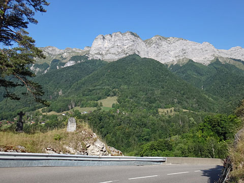 岩の連なる山脈