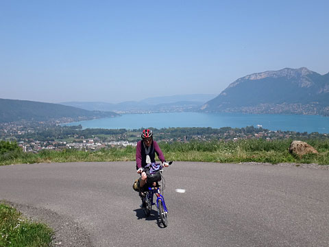 アヌシー湖を背に上る