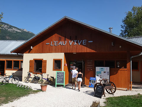 キャンプ場の受付棟