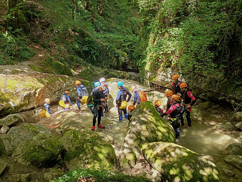 川辺の岩場の子どもたち