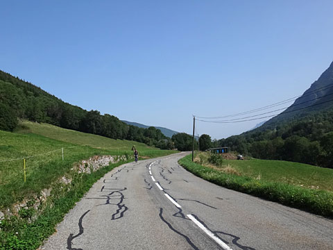 山の間の道を行く