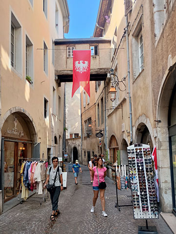 観光客で賑わう通り