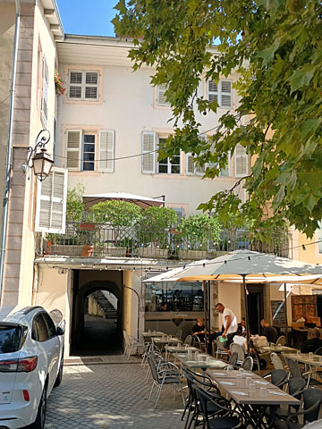 カフェの脇に路地の入口