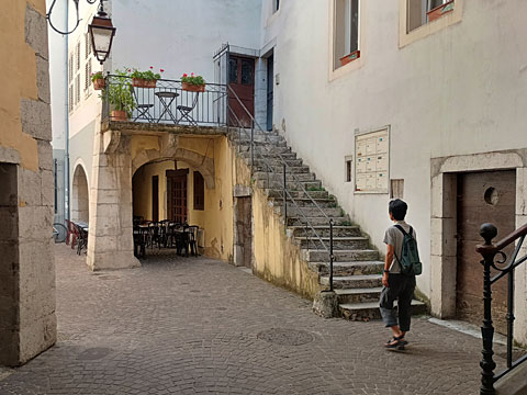 広めの中庭とカフェ