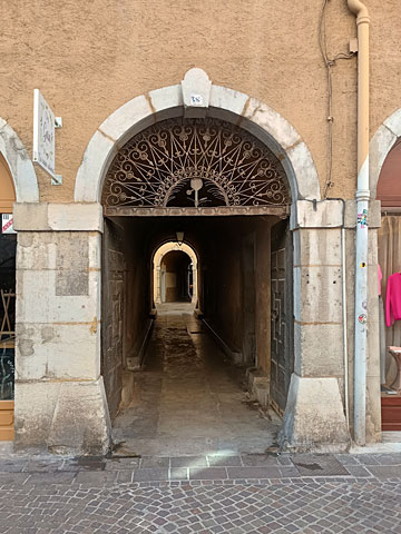 モラン通りの入口