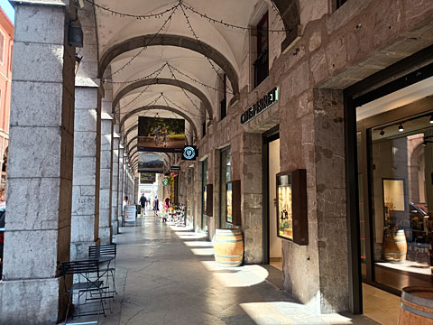 高級ブティック街