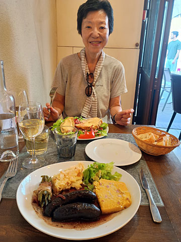 昼食は地元の名物