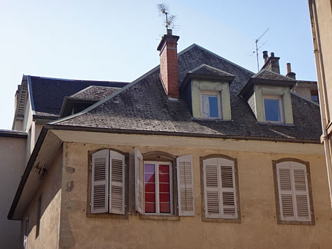 路地の突き当たりの建物