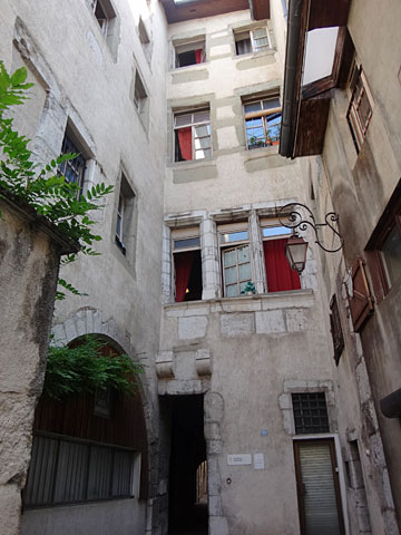 小さな路地の入口