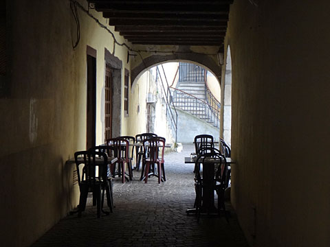 カフェは通路兼用