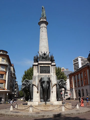 象の泉を南東から見る