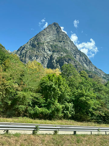 道路沿いの荒々しい山肌