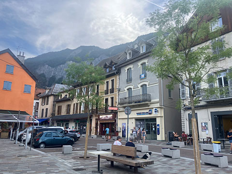 ル・ブール＝ドアザンのメイン通り