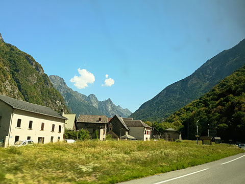 山へ入っていく