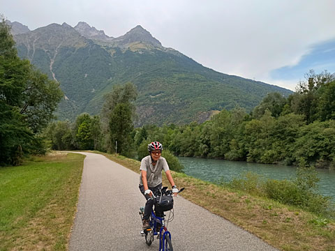 ロマンシュ川沿いを走る