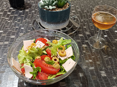 まずサラダとビール