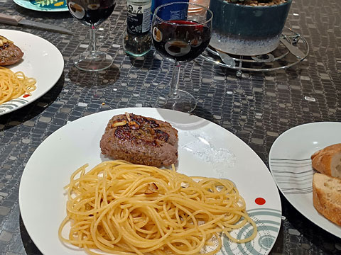 メインはハンバーグ