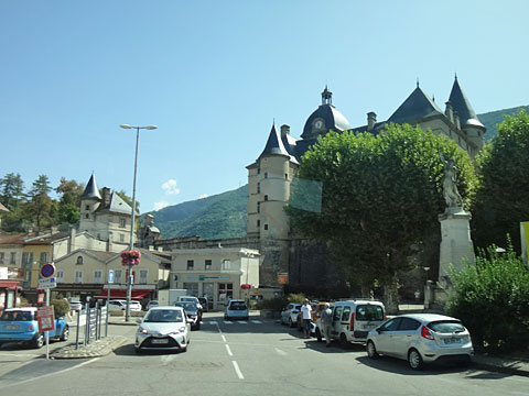 ヴィジーユ城の横を通過