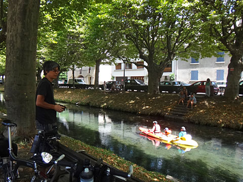 川沿いのベンチでランチ