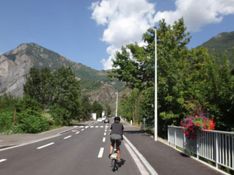 橋を渡るサイダー