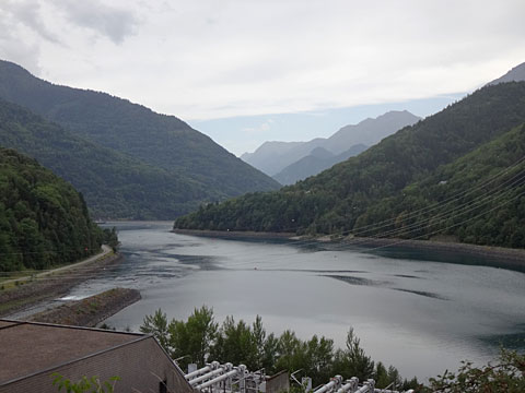 グラン・メゾン水力発電所から湖の眺め