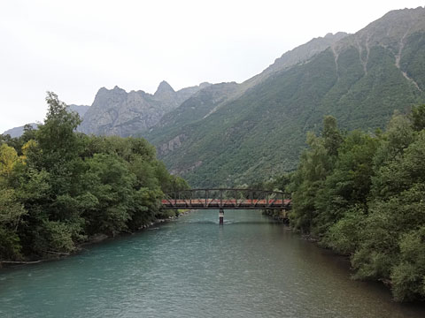 幹線道路の赤い橋