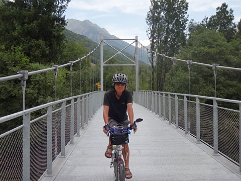 吊り橋を渡るサイダー