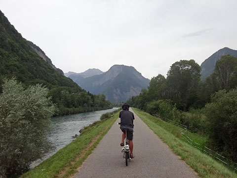 川沿いの道を独占