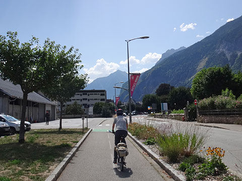 バス降車場を出発