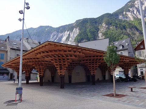 郵便局前の広場