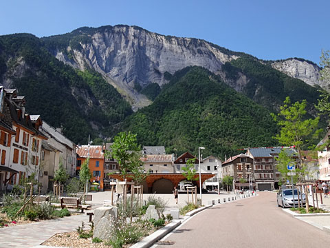 街並みのすぐ後ろに山と崖