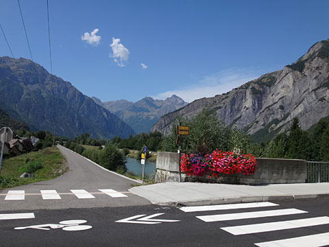 ロマンシュ川と山々の景色