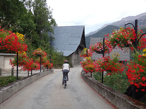 花で飾られた橋