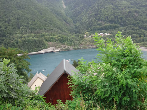 右手にヴェルネイ湖