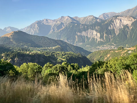 遠くの山々を見渡す