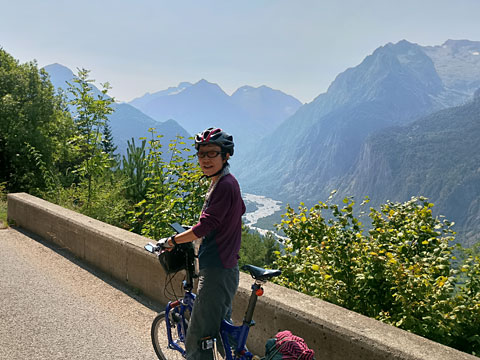 谷を眺めるサリーナ