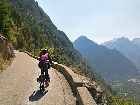 急斜面を削った道を行く