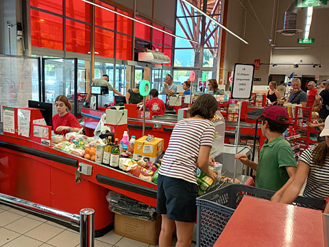 巨大な買い物をする人々