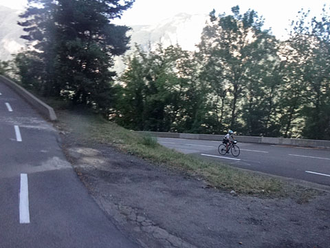 ヘアピンカーブを上るサイクリスト