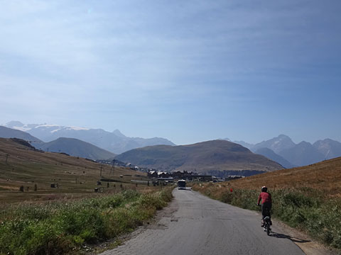 ラルプ・デュエズの町が見えた