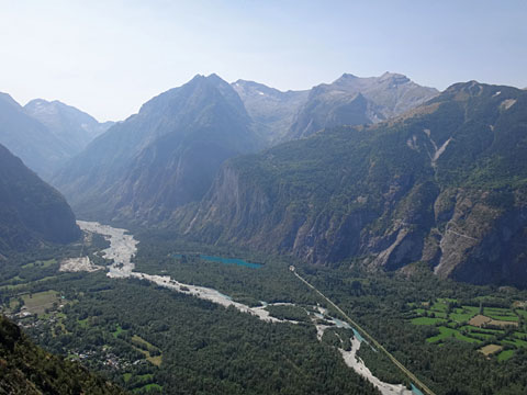 ロマンシュ川と青い湖