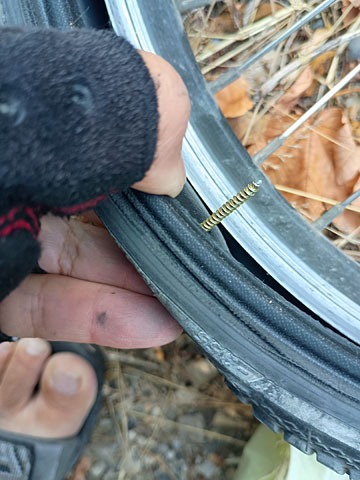 直角に刺さった釘