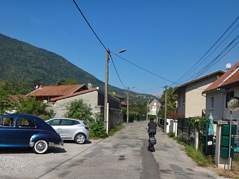 住宅地の中を走る