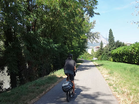 イゼール川の土手を走る