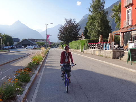 ル・ブール=ドアザンのバス停横を通過