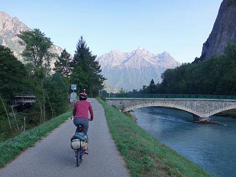 ロマンシュ川に架かる橋