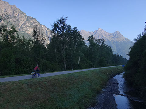小さな運河を渡る