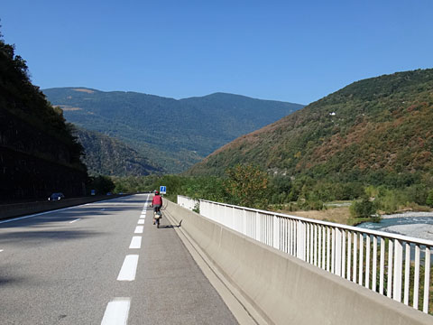 ロマンシュ川と並走