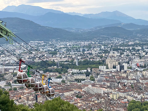 ロープウェイと市街地の眺め