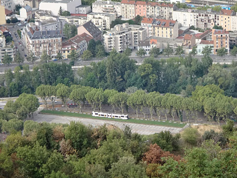 路面電車が走る